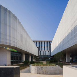 绍兴新昌农商银行科技金融服务中心外立面的的穿孔铝板幕墙