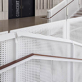 白色烤漆穿孔铝板楼梯防护栏_铝冲孔板网装饰